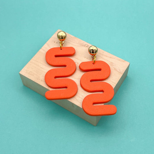 Wavy Statement Earrings – Bold Shimmering Mango