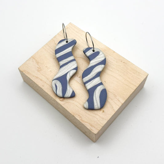 Wavy Hoop Earrings – Metallic Slate and Pearl Swirl