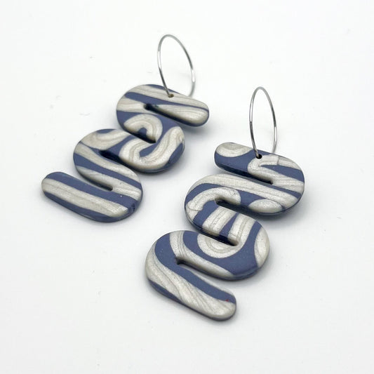 Wavy-S Earrings – Metallic Slate and Pearl Swirl